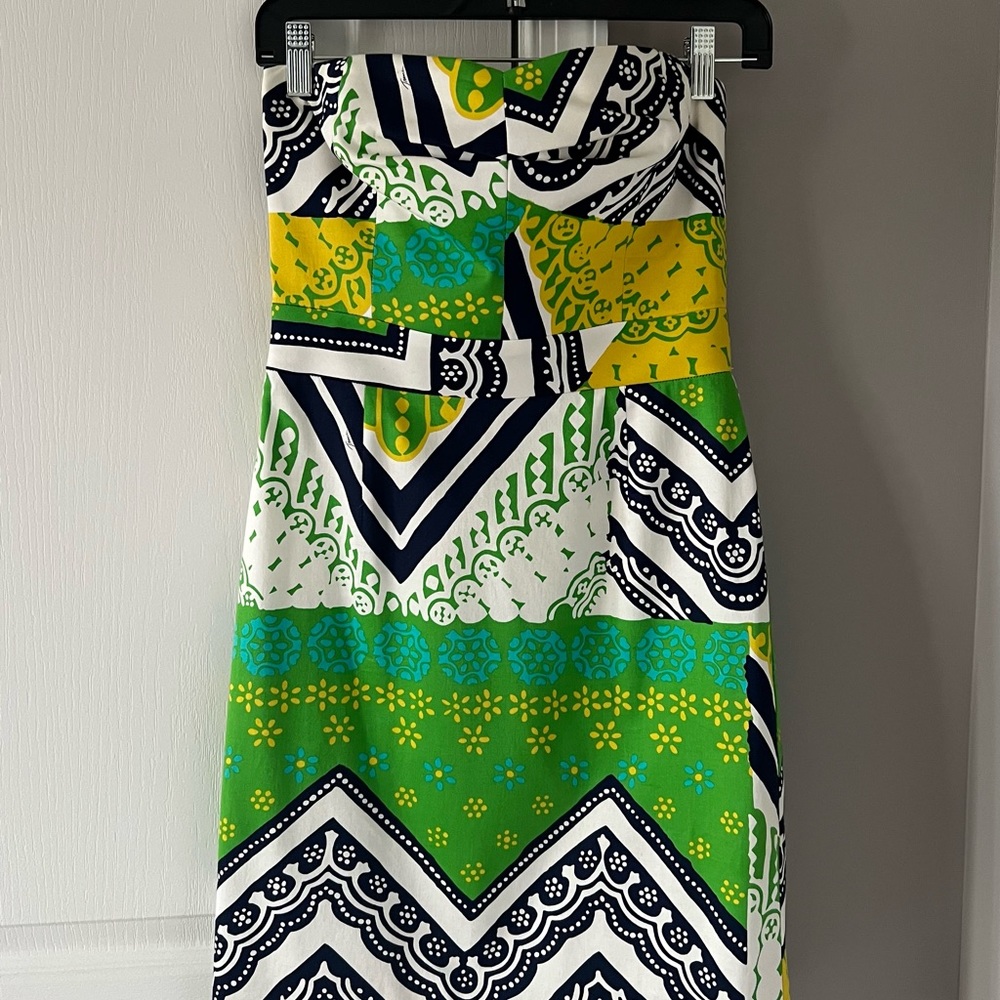 TRINA TURK Strapless Dress! The color is so pretty! The Fit is a true size 2 …